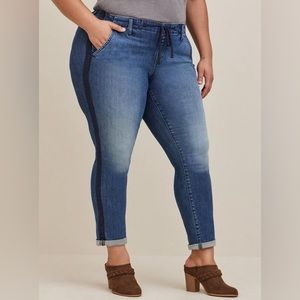 Torrid Pull-On Boyfriend Straight Super Soft Mid-Rise Jean 2S 2X Venus